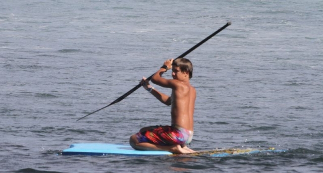 nino en una tabla de SUP.jpg